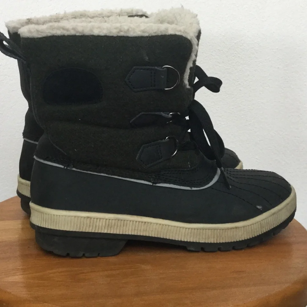 Khombu Telluride Green and Black Duck Boots Size 7 Winter Outdoor Warm